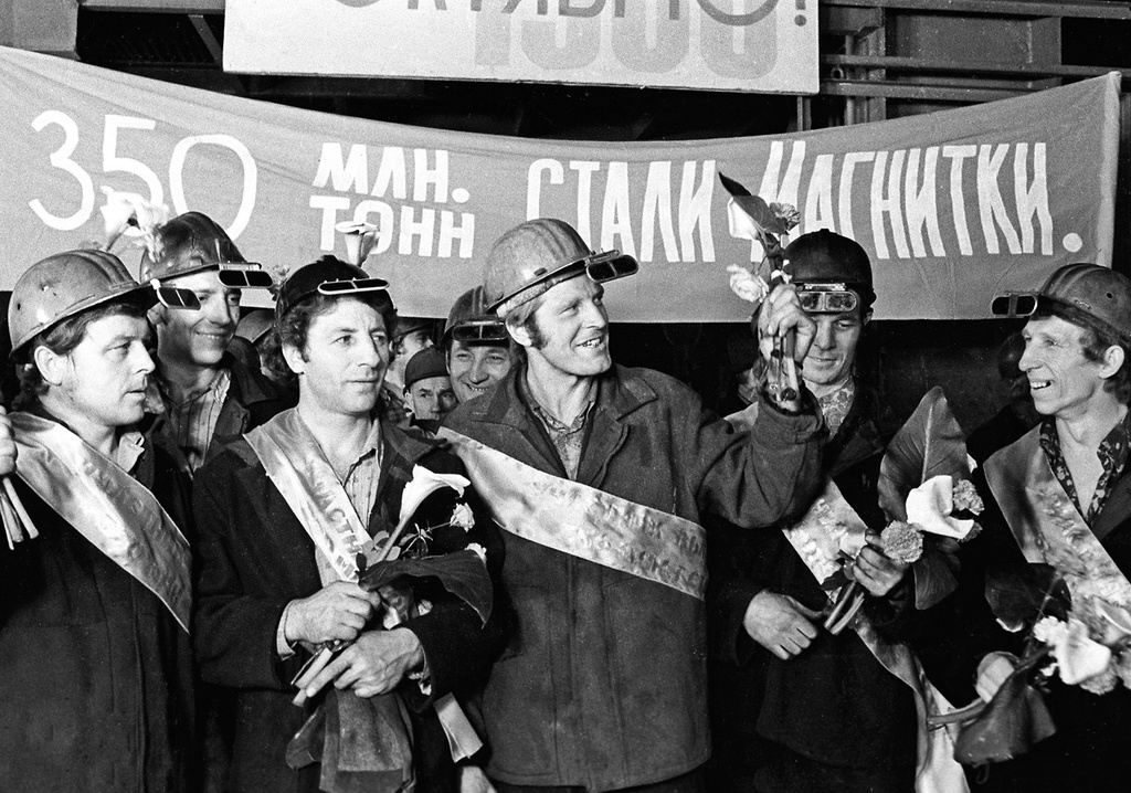 Встреча руководителей предприятия, состоявшаяся в дни празднования 45-летия металлургического комбината. Слева направо: Я. И. Сокол (1909–1990 гг.), первый директор ЧМЗ (1940–1949 гг.), и А. П. Литовченко (1938–1992 гг.), 19 апреля 1988, г. Челябинск