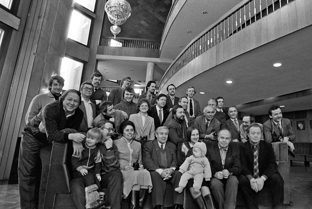 Члены городского фотоклуба, 1989 год, г. Челябинск. Челябинский городской фотоклуб был основан в 1959 году. Первоначально он действовал при газете «Челябинский рабочий», но затем стал общегородским. Из него вышли такие мастера, как С. Васильев, В. Белковский, Ю. Теуш, М. Петров, А. Чуносов, В. Голованов и др.