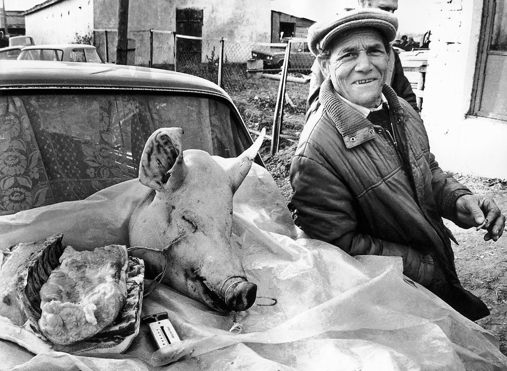 На сельском базаре, 1990 год, Челябинская обл.. Выставка «Рынки, развалы, очереди, лотки и ваучеры...» и видео «Налетай! Не скупись! Покупай…» с этой фотографией.
