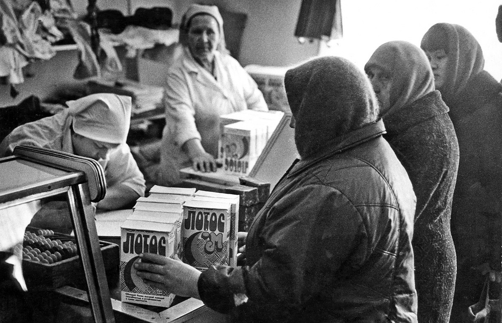 В очереди за «чистотой», 1987 год, г. Челябинск. Видео «Налетай! Не скупись! Покупай…» с этой фотографией.