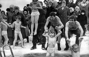 У «моржей» подрастает смена, 1990-е, г. Челябинск. Выставки&nbsp;«Если хочешь быть здоров» и «Дети 90-х» с этой фотографией.