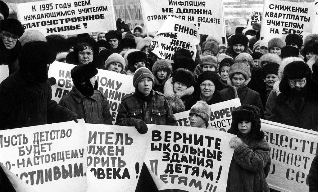 Митинг работников народного образования, 1990 год, г. Челябинск. Выставка «Дети 90-х» с этой фотографией.