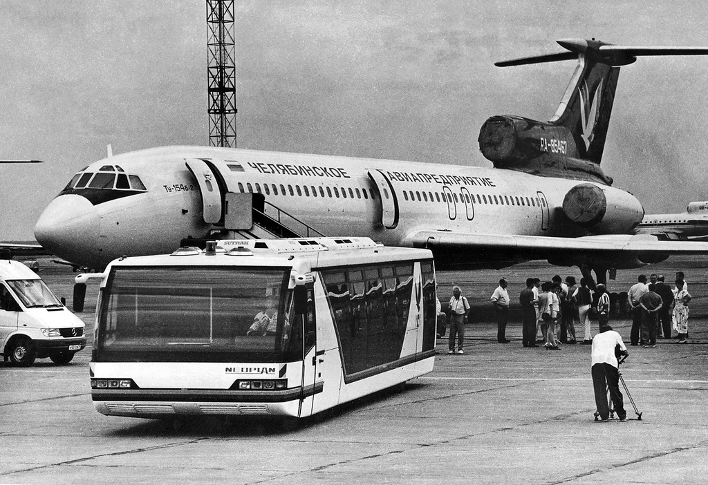 Аэропорт «Баландино», 1997 год, г. Челябинск. В середине 1990-х годов была проведена реконструкция челябинского аэропорта, часть площадей стала обслуживать международный сектор. 19 июля 2000 года сдана в эксплуатацию новая взлетно-посадочная полоса, способная принимать все существующие типы воздушных лайнеров, включая «Антей» и «Боинг». С 1994 года начал действовать холдинг «Челябинское авиапредприятие».Выставки «Приятного полета!», «Вон из Москвы» с этой фотографией.