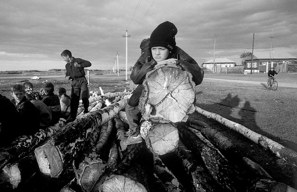 Мальчишки, ожидающие возвращения табуна с пастбища, 1980 - 1999, Карталинский р-н, пос. Великопетровка
