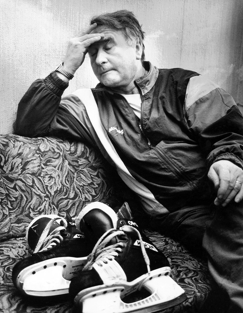 Тренер хоккейной команды «Металлург» Виктор Постников, 1990 год, г. Магнитогорск. Магнитогорский «Металлург» достиг высоких результатов, стал неоднократным обладателем Кубка России.