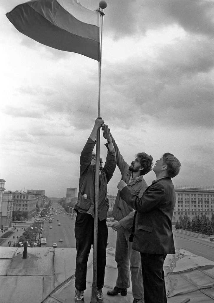 Над городом впервые поднят новый флаг — триколор, 19 августа 1991, г. Челябинск
