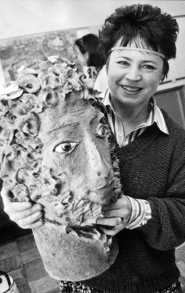 Скульптор, график, художник-декоратор Елена Щетинкина, 1980 - 1999, г. Челябинск. Елена Щетинкина была главным художником Южноуральского фарфорового завода, с 1987 года живет в Челябинске. Работает главным образом в фарфоре, керамической пластике, графике.