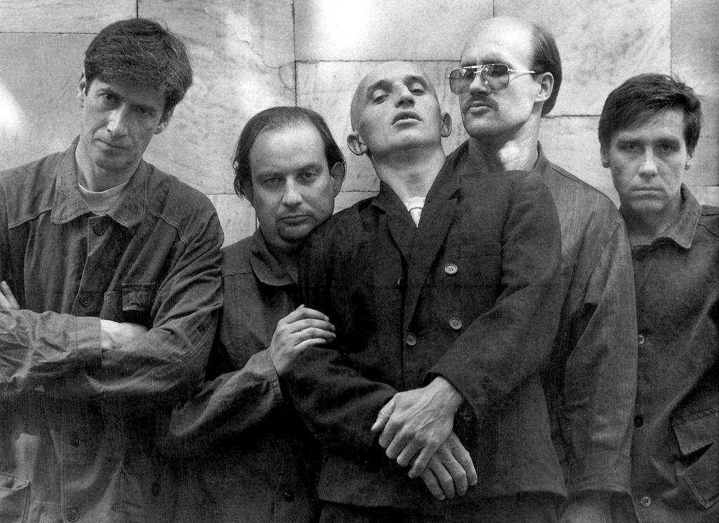 Выступление Нового художественного ансамбля, 1980 год, г. Челябинск. Ансамбль создан в 1987 г. Л. Гутовским и А. Соха. Занимался экспериментированием в области сочетания театральных элементов с электроакустической музыкой, компьютерной техники с отдельными музыкальными инструментами