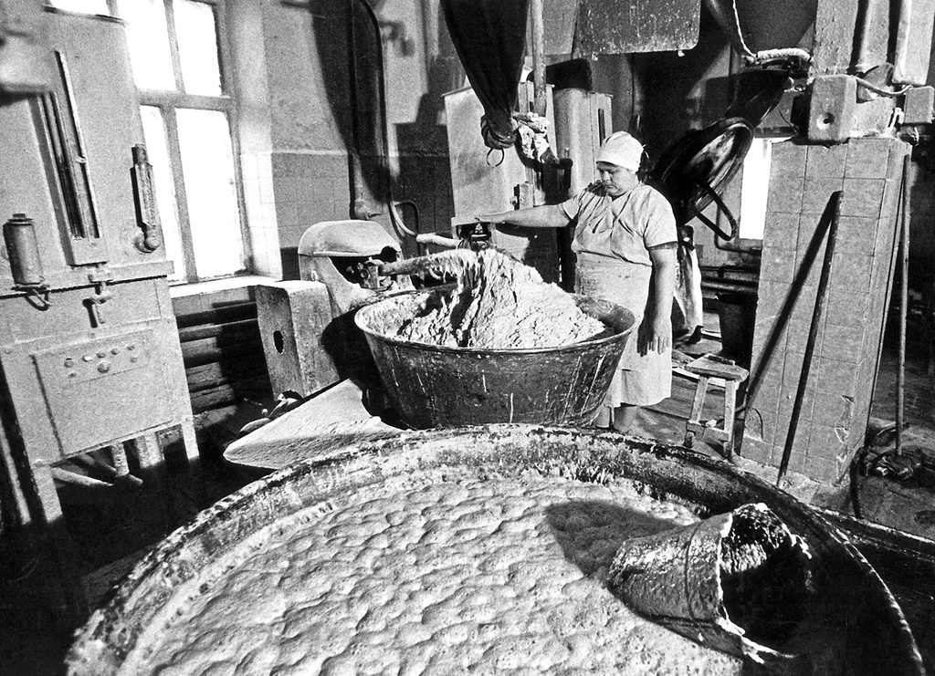 Хлебозавод на улице Цвиллинга — один из первых в городе, 1987 год, г. Челябинск. С началом перестройки стали появляться частные производства, в частности мини-пекарни.Выставка «С пылу, с жару!» с этой фотографией.&nbsp;