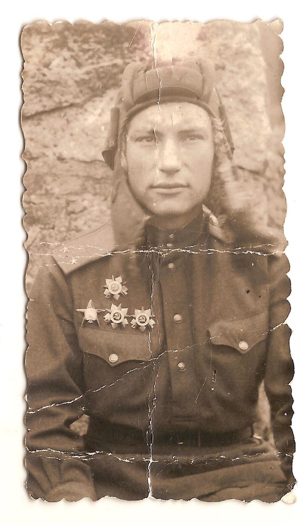Старший лейтенант Павел Семенович Ерофеев, 9 мая 1945, Восточная Пруссия. На фотографии мой дед командир танка Т-34 старший лейтенант Павел Семенович Ерофеев 1924 года рождения. Был призван в Красную Армию 1941 году. Служил в 120 Отдельной Танковой Оршанской Бригаде. Прошел всю войну, имел ранения. Победу 9 мая 1945 года встретил в Восточной Пруссии в звании старший лейтенант. Был награжден орденами Отечественной войны I и II степени, оденом Красной Звезды. Фотография из архива Дмитрия Данника.