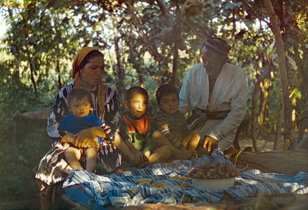 Жители Ферганской долины, 31 августа 1975 - 9 сентября 1975, Средняя Азия. Выставка «Без фильтров–2. Любительская фотография 70-х» с этой фотографией.