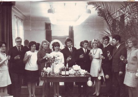 Свадьба, 12 мая 1970, г. Сталинград. Ныне Волгоград. Фотография из архива Елены Микитенко.Выставка «ЗАГС: торжество любви по-советски» с этой фотографией.&nbsp;
