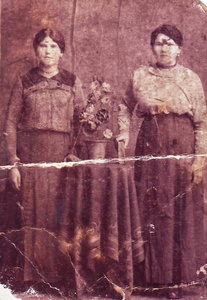 Подруги, 13 апреля 1915, г. Миллерово. Фотография из архива Елены Микитенко.