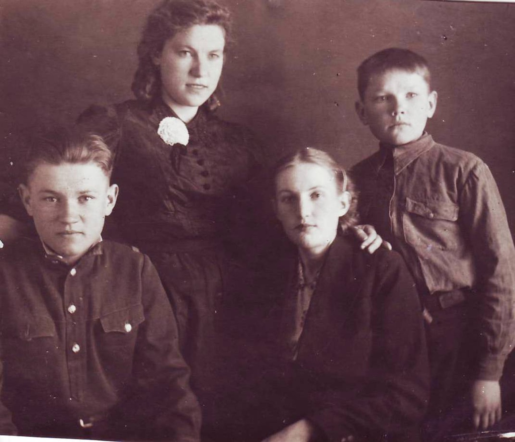 Родственники, 13 февраля 1947, Ростовская обл., г. Миллерово. Фотография из архива Елены Микитенко.