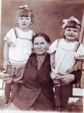 С бабушкой, 11 марта 1949, Ставропольский край, станица Зеленчукская. Фотография из архива Елены Микитенко.Выставка «Бабушки, дедушки и внуки» с этой фотографией.&nbsp;