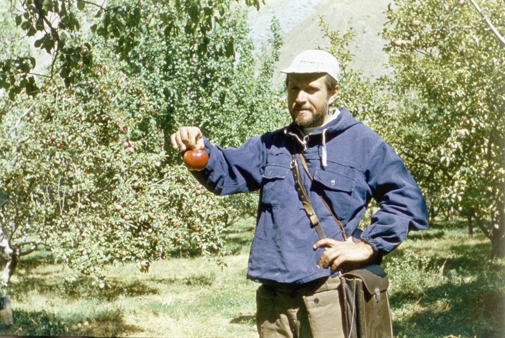 Геолог Сергей Лебедев в ботаническом саду имени Гурского, 22 сентября 1975, Таджикская ССР, г. Хорог. Видео «Самуил Маршак. "Круглый год"» с этой фотографией.