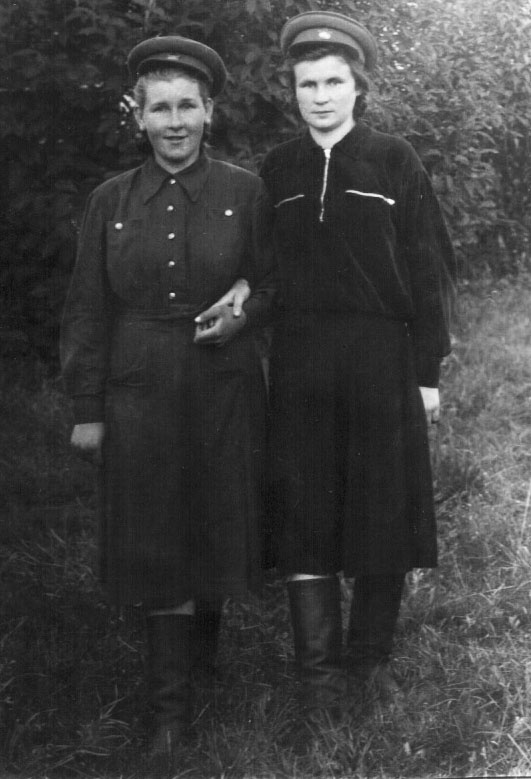 Анна Николаевна Тарасова и Тамара Трофимова, 8 мая 1952, Калининская обл.. Редкинский Опытный завод во время войны был вывезен на юг России. После войны привезен обратно на старое место — станцию Редкино. При заводе была Пожарная охрана, где и сделана была фотография. Сразу после войны, пожарная охрана приравнивалась к военным, и работать в ней считалось почетным. Фотография из архива Сергея Валентиновича Тарасова.