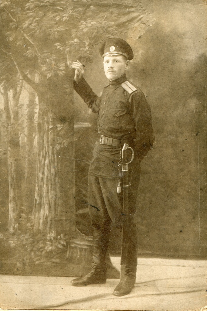 Прапорщик Михаил Васильевич Песенко, 20 июля 1915, Черниговская губ., г. Новозыбков. Прапорщик Михаил Васильевич Песенко родился 29 октября 1881 года в Новозыбкове. С 1905 по 1917 год служил в царской армии в чине поручика. В 1916 году окончил Телавскую школу прапорщиков, обучался саперному делу. Имел две серебряные медали. С 1919 по 1920 год служил у генерала Миллера, где был командиром батальона в чине капитана. По приговору Особой тройки при УНКВД по Орловской области был расстрелян 13 января 1938 года. Реабилитирован в 1961 году. Это тоже наша история. Фотография из архива Веры Федоровны Шайденко.
