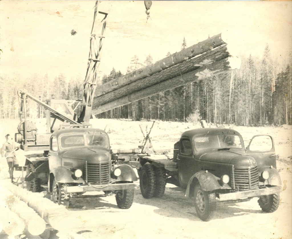 Погрузка леса в ЗИС-50, 16 января 1980 - 31 декабря 1980, г. Козьмодемьянск. Выставка «Тракторы, лесовозы, мотоциклы – какие машины помогали советским людям в работе?» с этой фотографией.
