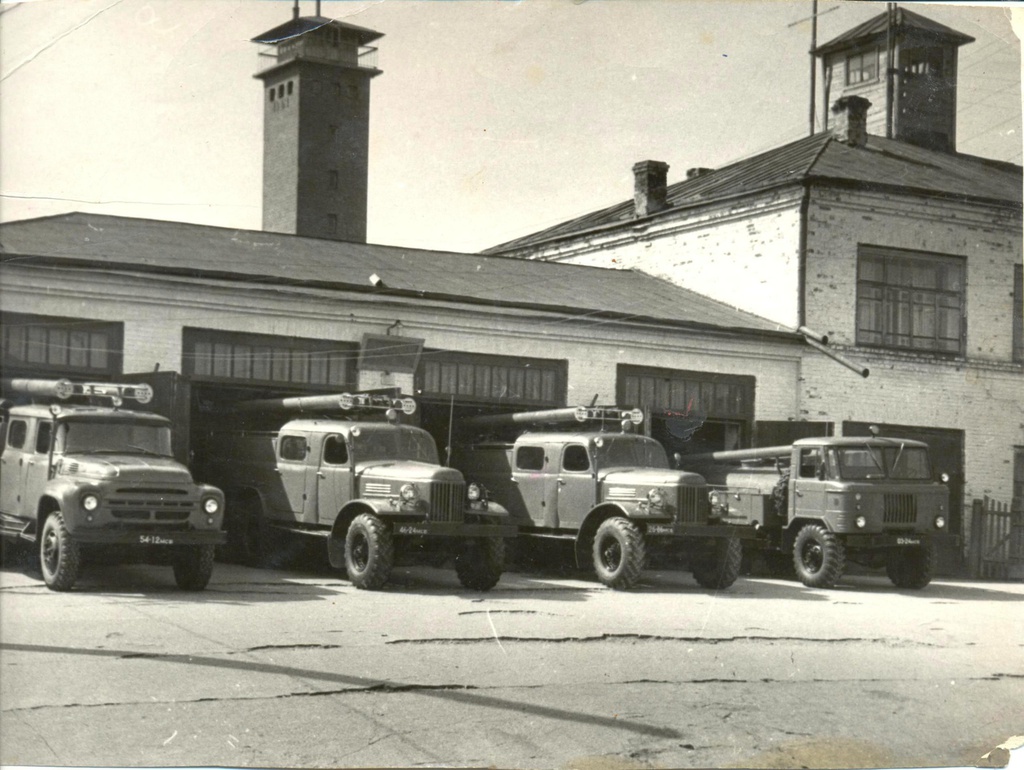 Пожарные машины ЗИЛ-130, ЗИЛ-157, ГАЗ-66, 18 июня 1980, г. Козьмодемьянск. Выставка «Тракторы, лесовозы, мотоциклы – какие машины помогали советским людям в работе?» с этой фотографией.
