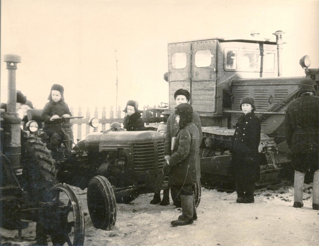 Тракторы ВТЗ, МТЗ Беларусь и С-100, 1950 год, г. Козьмодемьянск. Выставка «Тракторы, лесовозы, мотоциклы – какие машины помогали советским людям в работе?» с этой фотографией.