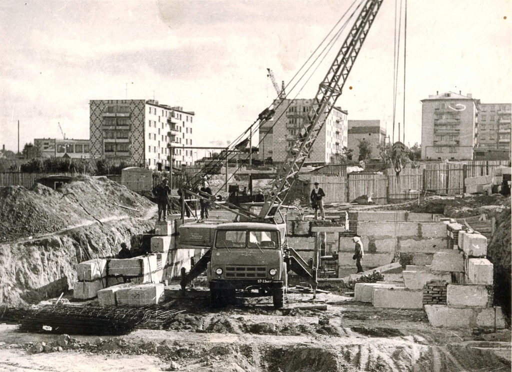 Автокран на базе МАЗ-500, 18 июня 1980, г. Козьмодемьянск. Выставка «Тракторы, лесовозы, мотоциклы – какие машины помогали советским людям в работе?» с этой фотографией.