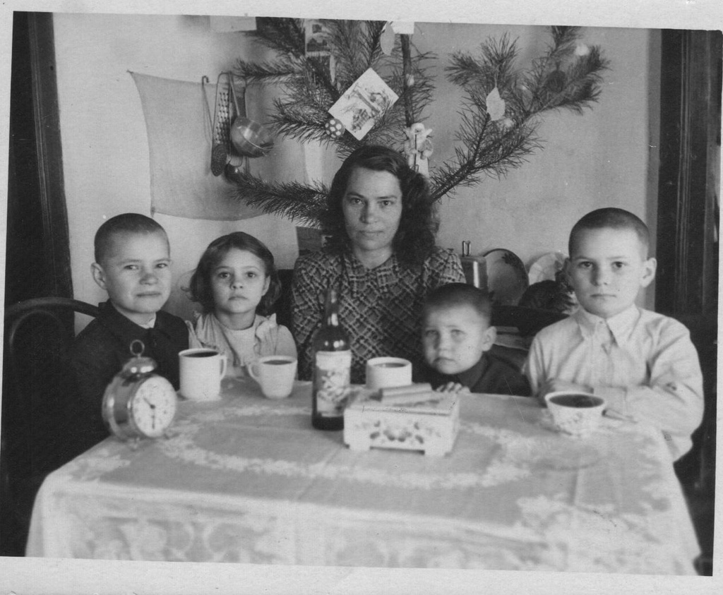 Новый год 1946, 1946 год, Украинская ССР, г. Ужгород. Фотография из архива Татьяны Семеновой.Выставка «СССР в 1946 году» с этой фотографией.