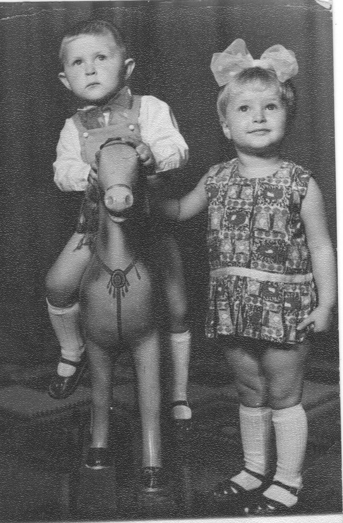«Я, Сережка и конь», 3 июля 1967, Украинская ССР, г. Ужгород. Фотография из архива Татьяна Семенова.Выставка «Я люблю свою лошадку...» с этой фотографией.