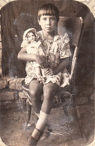 Алина Викторовна Курушина, Аля, с куклой, 1 января 1944 - 1 января 1946. Моя мама Аля, Алина Викторовна Курушина, с куклой. В замужестве потом Алина Викторовна Бальзина (1938 - 2011). 