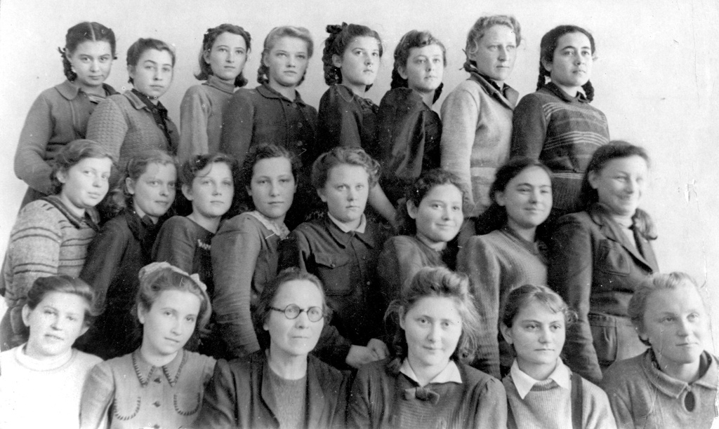 Ученицы со своей учительницей, 1944 - 1945, Белорусская ССР, г. Минск. Школа № 7 (сегодня не существует). В среднем ряду школьница третья слева – Нинель Афанасьева.&nbsp;