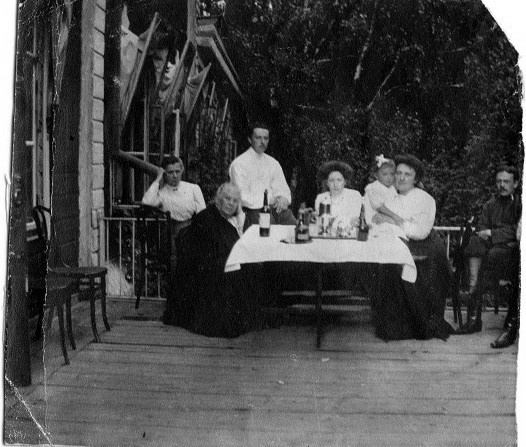 Семья профессора Валериана Ивановича Меллера на даче, 10 июня 1907 - 10 августа 1907, Санкт-Петербургская губ.. На руках моя будущая бабушка Варвара Николаевна Меллер. Фотография из архива Натальи Юрьевны Смирновой.