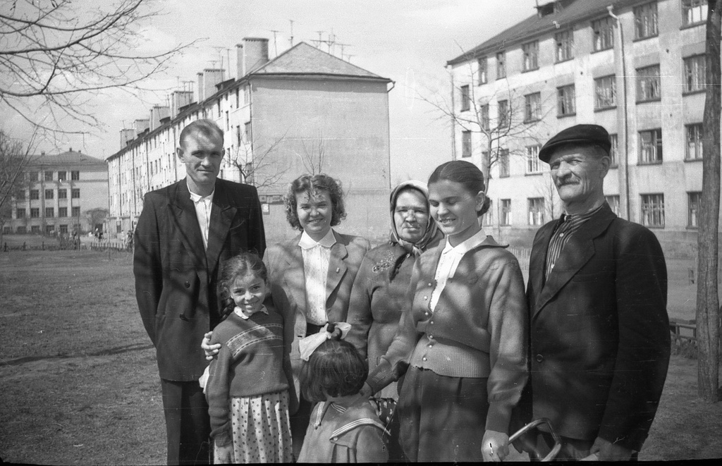 Портрет семьи во дворе дома, 1 мая 1965, г. Красногорск. 
