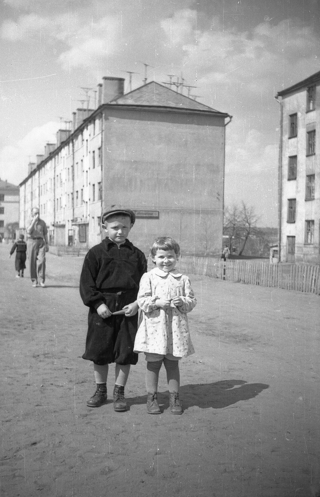 Дети фотографируются во дворе дома, май - декабрь 1965, г. Красногорск. 