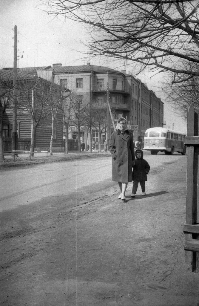 Женщина ведет ребенка вдоль улицы, 1965 год, г. Красногорск. 