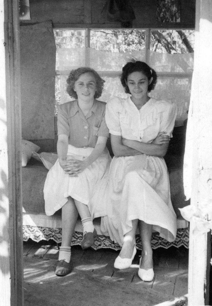 Подруги: Тамара Обручникова и Вера Базарова, 1 июня 1958 - 1 октября 1958, г. Москва. Выставка «Без фильтров. Любительская фотография Оттепели и 60-х» с этой фотографией.