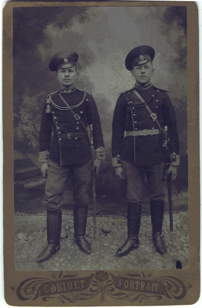 Иван В. Мальцев с сослуживцем (реставрация), 1 ноября 1893 - 1 января 1912, неизвестно. Военнослужащие 12-й Калишской бригады Отдельного корпуса пограничной стражи. Оцифровка сохранившегося оригинала. Фотография из архива пользователя Дмитрия.