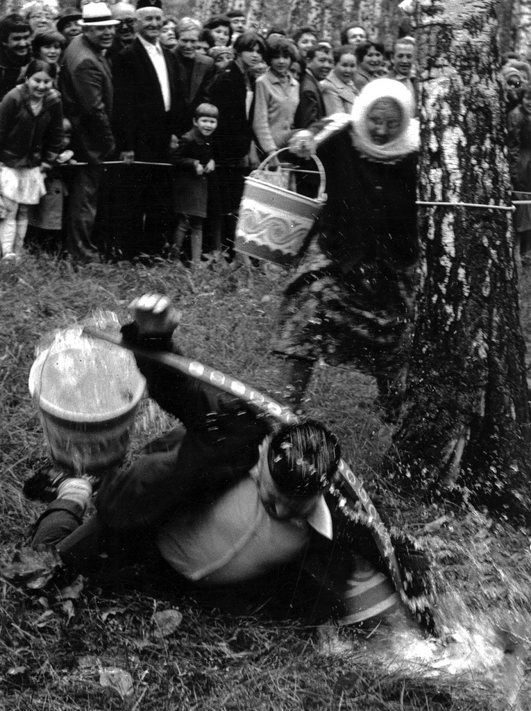 «Досада», 1983 год, Татарская АССР, г. Казань. Шуточное состязание «Бег с ведрами» на татарском народном празднике Сабантуй.&nbsp;