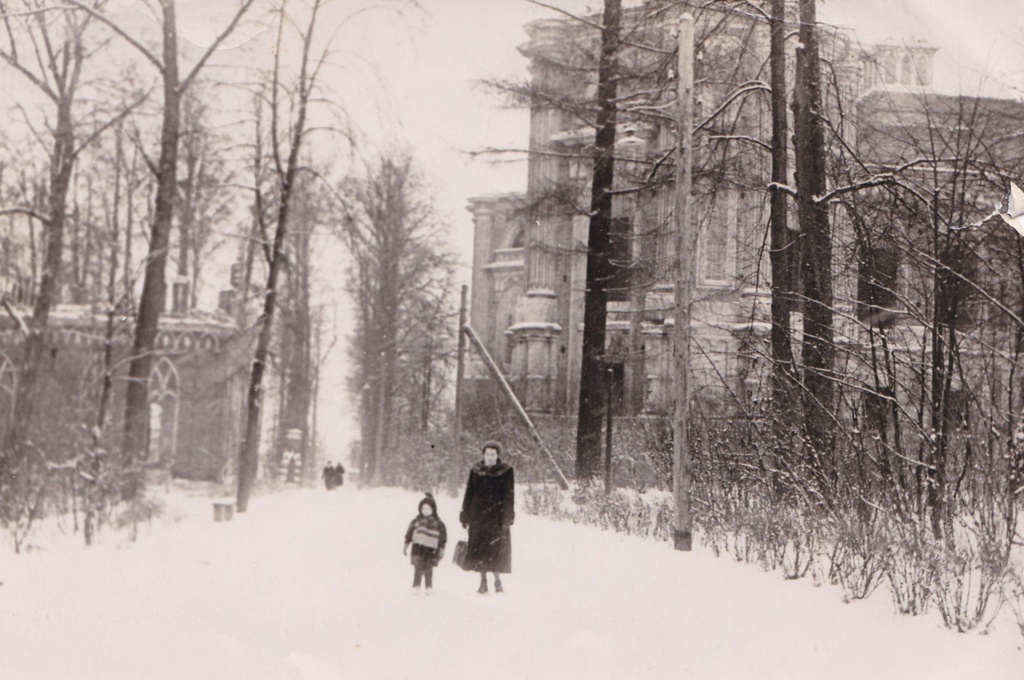 В парке Царицыно, декабрь 1957, г. Москва. Фотография из архива Маргариты Чернышовой.