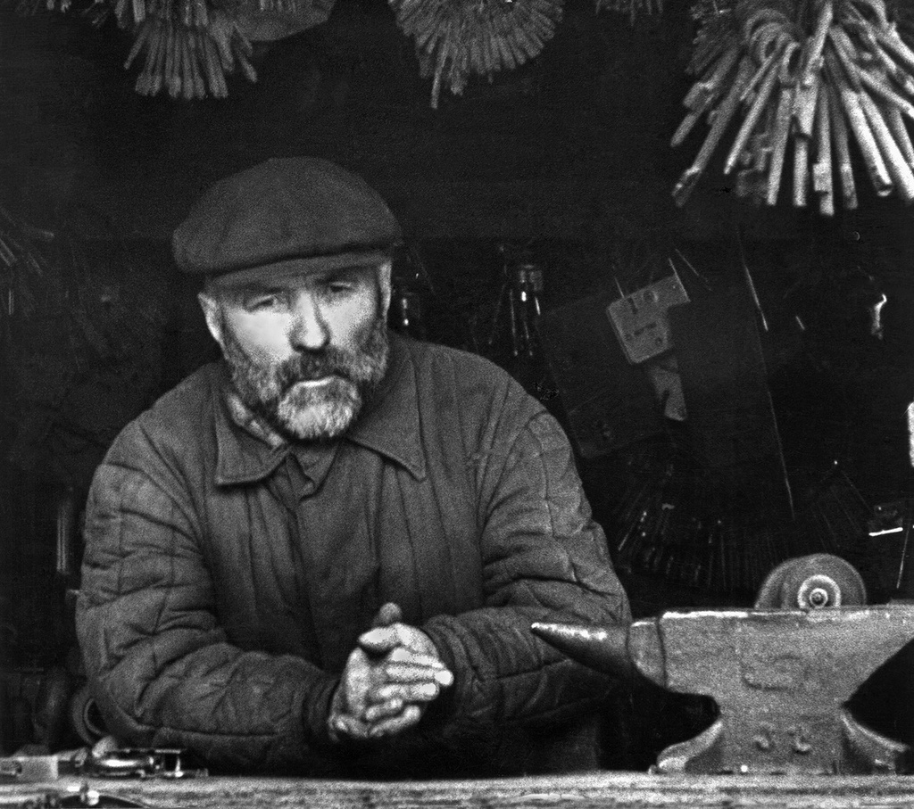 «Ключи», 1969 год, Татарская АССР, г. Казань. Слесарь-ключник на городском рынке.&nbsp;