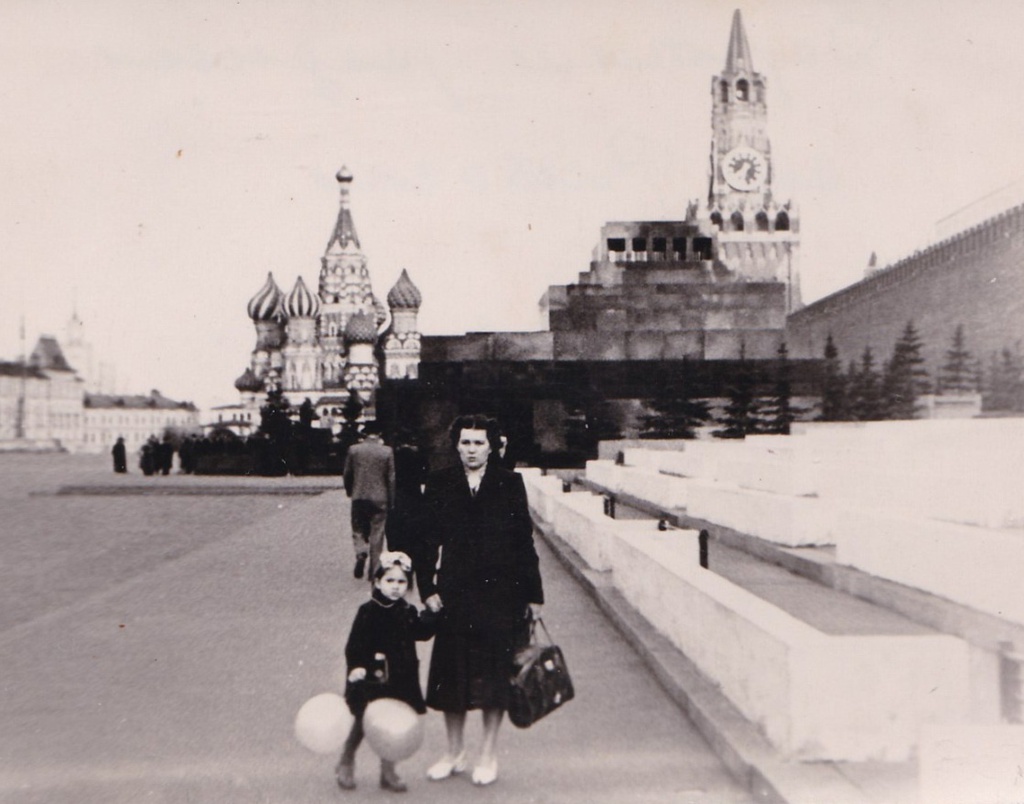 В Москве на Красной площади, 30 апреля 1957, г. Москва. Из семейного альбома.&nbsp;Фотография из архива Маргариты Чернышовой.
