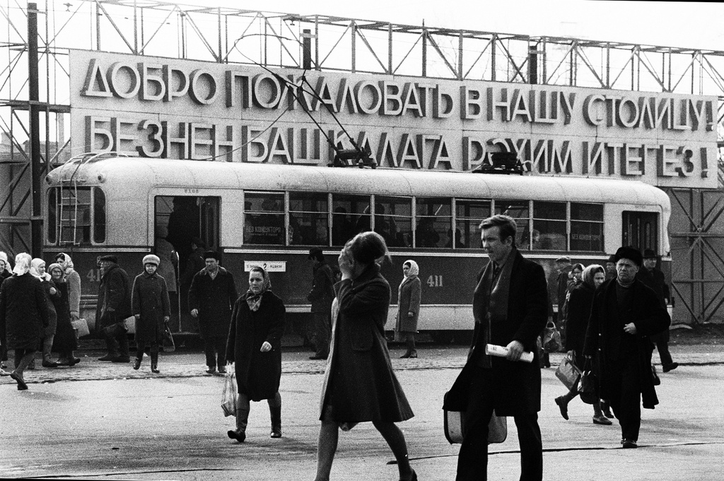 На казанском вокзале, 10 апреля 1974, Татарская АССР, г. Казань. Выставка «Прогулка по Казани» с этой фотографией.