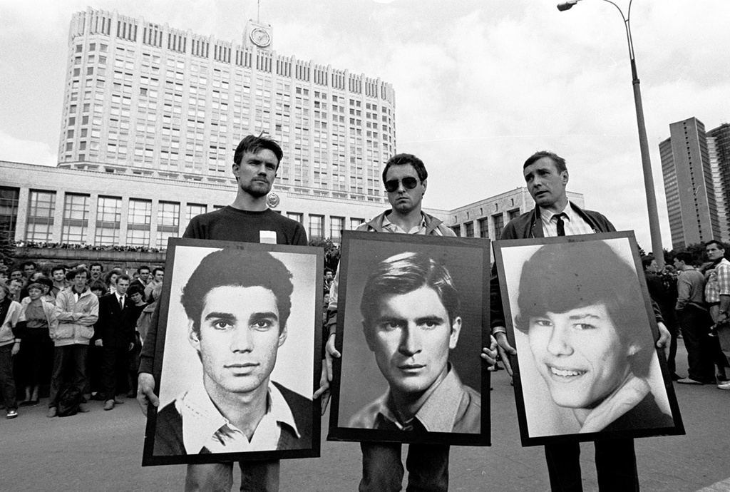 Августовский путч. Портреты погибших защитников Белого дома Ильи Кричевского, Владимира Усова и Дмитрия Комаря на траурном митинге на Краснопресненской набережной, 24 августа 1991, г. Москва. Видеовыставка «Раф Шакиров об августовском путче 1991 года» с этой фотографией.