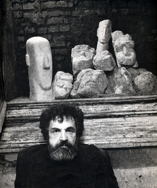 Вадим Сидур, 1960 - 1970. Выставка «Головы и бюсты» с этой фотографией.