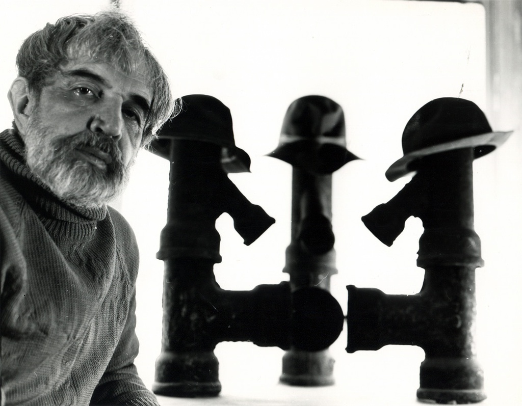 Вадим Сидур рядом с композицией «Сговор», 1983 год. Выставка «Вадим Сидур – пророк с другой планеты» с этой фотографией.