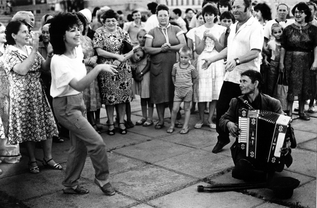 Народное гуляние, 1990 год, г. Казань. Выставка «Танцуют все!» с этой фотографией.