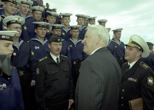 Президент РФ Борис Ельцин на борту флагманского корабля Северного флота ВМФ России – крейсера «Петр Великий», 21 августа 1998