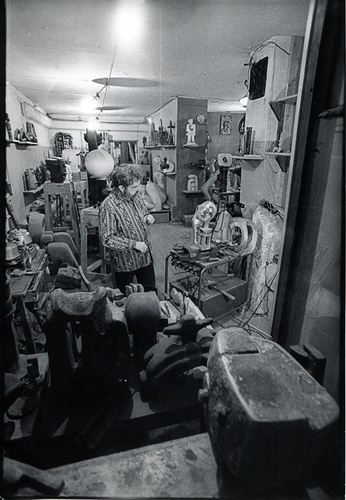 Вадим Сидур стоит в мастерской в центре комнаты, 1970 - 1980, г. Москва