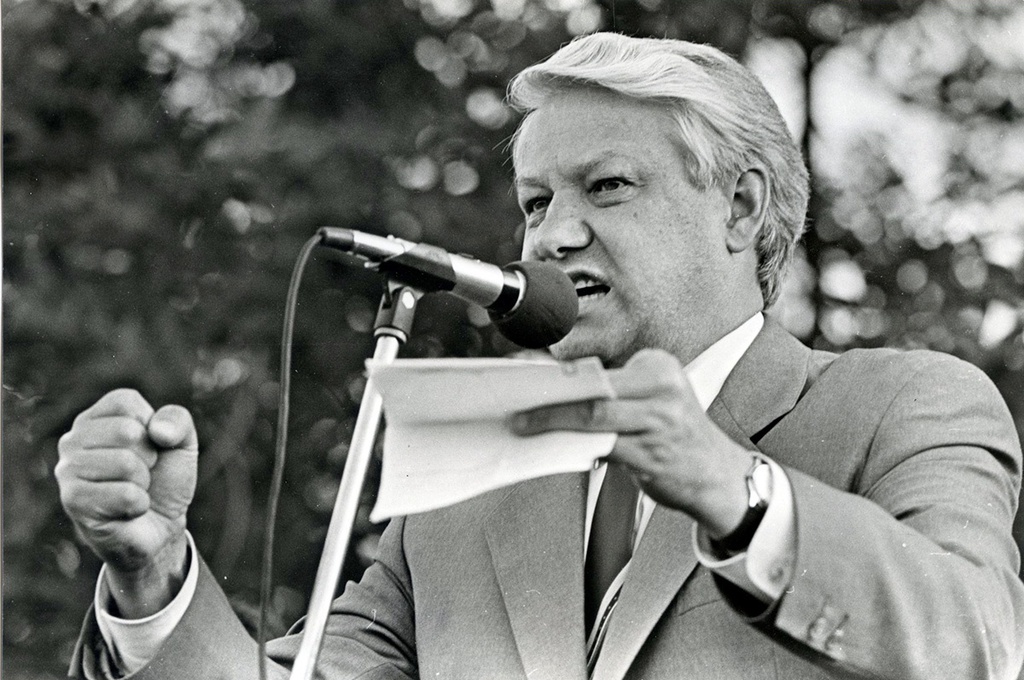 Народный депутат СССР Борис Ельцин выступает на митинге в поддержку Андрея Сахарова в Лужниках, 6 июня 1989, г. Москва. Выставка «Обращение к народу», видео «Говорит Ельцин» с этой фотографией.