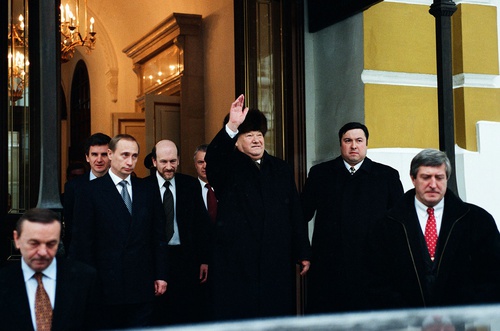 Борис Ельцин покидает Кремль после объявления об отставке с поста президента РФ, 31 декабря 1999, г. Москва