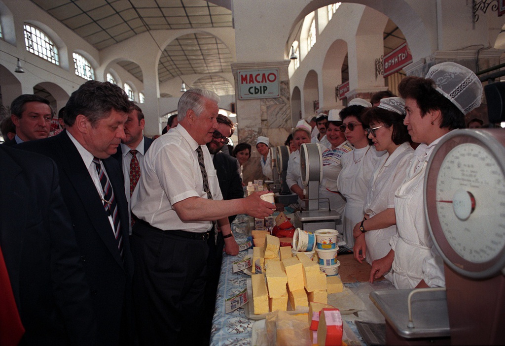 Президент РФ Борис Ельцин на рынке в Астрахани, 11 мая 1996, г. Астрахань. Выставка «Рынки, развалы, очереди, лотки и ваучеры...», видео «Говорит Ельцин» с этой фотографией.